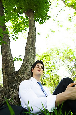 포토 JPG 주간 서양인 외국인 나무 식물 해외기획촬영 공원 남자 여유 2013년태국 로우앵글 비즈니스 휴식 한명 사람 앉기 정장 상반신 20대 성인 야외 옆모습 아웃포커스 비즈니스라이프 눈감음 기댐 비즈니스맨 상쾌 청년만 청년남자만 청년남자한명만 성인남자한명만 국내포토 자연요소 1 라이프스타일 옷 공공시설 감정 뷰포인트 컨셉 모션 촬영기법 인종 청년 직장인 남자만 남자한명만 성인남자만 성인만 파일형식