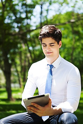 포토 JPG 주간 서양인 외국인 나무 식물 해외기획촬영 응시 공원 남자 여유 2013년태국 비즈니스 휴식 한명 웃음 들기 사람 앉기 정장 상반신 20대 성인 야외 앞모습 아웃포커스 비즈니스라이프 태블릿 웹서핑 비즈니스맨 숲 상쾌 청년만 청년남자만 청년남자한명만 성인남자한명만 국내포토 자연요소 1 라이프스타일 시선 옷 공공시설 감정 뷰포인트 컨셉 모션 촬영기법 표정 인종 청년 전자제품 스마트기기 직장인 남자만 남자한명만 성인남자만 성인만 파일형식