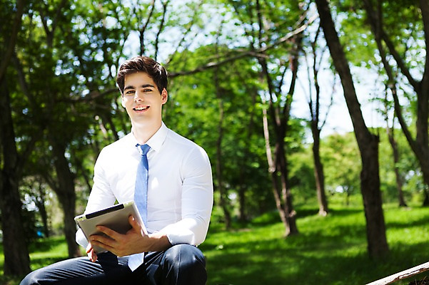 포토 JPG 주간 서양인 외국인 나무 식물 해외기획촬영 공원 남자 여유 2013년태국 비즈니스 휴식 한명 웃음 들기 사람 앉기 정장 상반신 20대 성인 야외 앞모습 아웃포커스 비즈니스라이프 태블릿 웹서핑 비즈니스맨 숲 상쾌 청년만 청년남자만 청년남자한명만 성인남자한명만 국내포토 자연요소 1 라이프스타일 옷 공공시설 감정 뷰포인트 컨셉 모션 촬영기법 표정 인종 청년 전자제품 스마트기기 직장인 남자만 남자한명만 성인남자만 성인만 파일형식