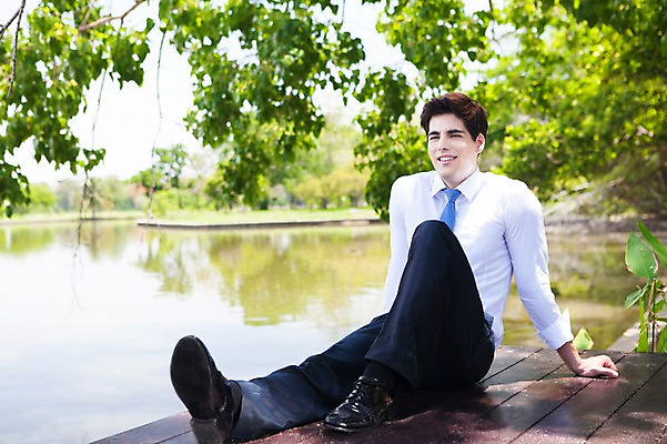 포토 JPG 주간 전신 서양인 외국인 나무 식물 해외기획촬영 공원 남자 호수 여유 2013년태국 벤치 의자 비즈니스 휴식 한명 웃음 사람 앉기 정장 20대 성인 야외 앞모습 아웃포커스 비즈니스라이프 연못 비즈니스맨 상쾌 평상 청년만 청년남자만 청년남자한명만 성인남자한명만 국내포토 자연요소 1 라이프스타일 옷 공공시설 감정 뷰포인트 가구 컨셉 모션 촬영기법 표정 인종 청년 직장인 남자만 남자한명만 성인남자만 성인만 파일형식