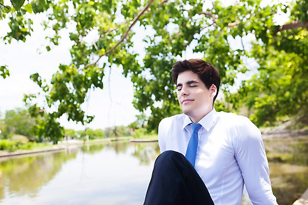 포토 JPG 주간 서양인 외국인 나무 식물 해외기획촬영 공원 남자 호수 여유 2013년태국 비즈니스 휴식 한명 사람 앉기 정장 상반신 20대 성인 야외 앞모습 아웃포커스 비즈니스라이프 눈감음 연못 비즈니스맨 상쾌 청년만 청년남자만 청년남자한명만 성인남자한명만 국내포토 자연요소 1 라이프스타일 옷 공공시설 감정 뷰포인트 컨셉 모션 촬영기법 인종 청년 직장인 남자만 남자한명만 성인남자만 성인만 파일형식