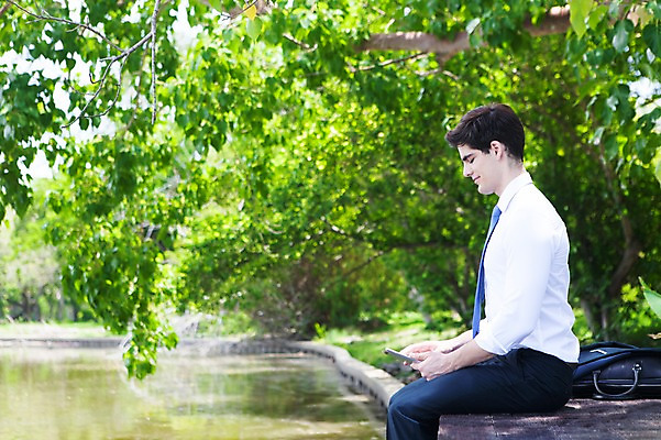 포토 JPG 주간 서양인 외국인 나무 식물 해외기획촬영 응시 공원 남자 호수 여유 2013년태국 벤치 의자 서류가방 가방 비즈니스 휴식 한명 들기 사람 앉기 정장 20대 성인 야외 옆모습 아웃포커스 비즈니스라이프 태블릿 웹서핑 연못 비즈니스맨 상쾌 청년만 청년남자만 청년남자한명만 성인남자한명만 국내포토 자연요소 1 라이프스타일 시선 잡화 옷 공공시설 감정 뷰포인트 가구 컨셉 모션 촬영기법 인종 청년 전자제품 스마트기기 직장인 남자만 남자한명만 성인남자만 성인만 파일형식