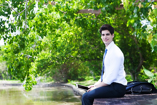 포토 JPG 주간 서양인 외국인 나무 식물 해외기획촬영 공원 남자 호수 여유 2013년태국 벤치 의자 서류가방 가방 비즈니스 휴식 한명 웃음 들기 사람 앉기 정장 20대 성인 야외 옆모습 아웃포커스 비즈니스라이프 태블릿 웹서핑 연못 비즈니스맨 상쾌 청년만 청년남자만 청년남자한명만 성인남자한명만 국내포토 자연요소 1 라이프스타일 잡화 옷 공공시설 감정 뷰포인트 가구 컨셉 모션 촬영기법 표정 인종 청년 전자제품 스마트기기 직장인 남자만 남자한명만 성인남자만 성인만 파일형식