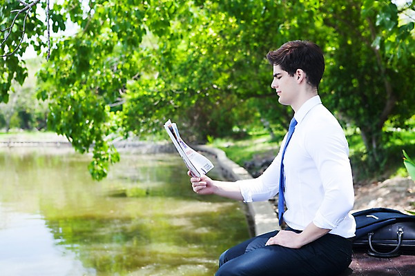 포토 JPG 주간 서양인 외국인 나무 식물 해외기획촬영 응시 공원 남자 호수 여유 2013년태국 벤치 의자 서류가방 가방 비즈니스 휴식 한명 들기 사람 앉기 정장 20대 성인 야외 옆모습 아웃포커스 비즈니스라이프 연못 비즈니스맨 신문 신문읽기 상쾌 청년만 청년남자만 청년남자한명만 성인남자한명만 국내포토 자연요소 1 라이프스타일 시선 잡화 옷 공공시설 감정 뷰포인트 가구 컨셉 모션 촬영기법 인종 청년 간행물 직장인 뉴스 읽기 남자만 남자한명만 성인남자만 성인만 파일형식