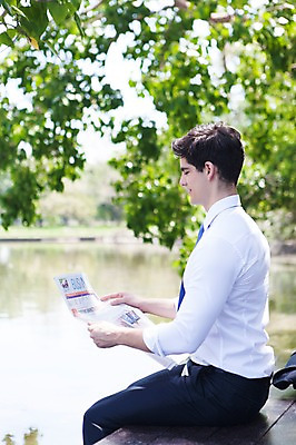 포토 JPG 주간 서양인 외국인 나무 식물 해외기획촬영 응시 공원 남자 호수 여유 2013년태국 벤치 의자 비즈니스 휴식 한명 들기 사람 앉기 정장 20대 성인 야외 옆모습 아웃포커스 비즈니스라이프 연못 비즈니스맨 신문 신문읽기 상쾌 청년만 청년남자만 청년남자한명만 성인남자한명만 국내포토 자연요소 1 라이프스타일 시선 옷 공공시설 감정 뷰포인트 가구 컨셉 모션 촬영기법 인종 청년 간행물 직장인 뉴스 읽기 남자만 남자한명만 성인남자만 성인만 파일형식