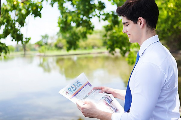 포토 JPG 주간 서양인 외국인 나무 식물 해외기획촬영 응시 공원 남자 호수 여유 2013년태국 비즈니스 휴식 한명 들기 사람 정장 상반신 20대 성인 야외 옆모습 아웃포커스 비즈니스라이프 연못 비즈니스맨 신문 신문읽기 상쾌 청년만 청년남자만 청년남자한명만 성인남자한명만 국내포토 자연요소 1 라이프스타일 시선 옷 공공시설 감정 뷰포인트 컨셉 모션 촬영기법 인종 청년 간행물 직장인 뉴스 읽기 남자만 남자한명만 성인남자만 성인만 파일형식