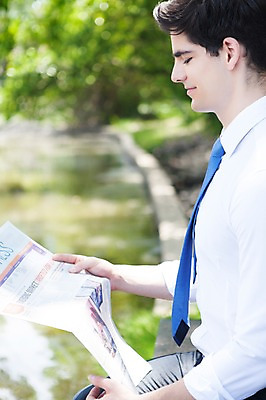 포토 JPG 주간 서양인 외국인 해외기획촬영 응시 공원 남자 호수 여유 2013년태국 비즈니스 휴식 한명 들기 사람 정장 상반신 20대 성인 야외 옆모습 아웃포커스 비즈니스라이프 연못 비즈니스맨 신문 신문읽기 상쾌 청년만 청년남자만 청년남자한명만 성인남자한명만 국내포토 자연요소 1 라이프스타일 시선 옷 공공시설 감정 뷰포인트 컨셉 모션 촬영기법 인종 청년 간행물 직장인 뉴스 읽기 남자만 남자한명만 성인남자만 성인만 파일형식