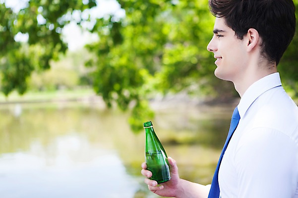 포토 JPG 주간 서양인 외국인 나무 식물 해외기획촬영 응시 공원 남자 호수 여유 2013년태국 비즈니스 휴식 한명 웃음 들기 사람 정장 상반신 20대 성인 야외 옆모습 아웃포커스 물 비즈니스라이프 연못 비즈니스맨 병 물병 상쾌 청년만 청년남자만 청년남자한명만 성인남자한명만 국내포토 자연요소 1 라이프스타일 식기 시선 옷 공공시설 감정 뷰포인트 컨셉 모션 촬영기법 표정 인종 청년 직장인 물통 남자만 남자한명만 성인남자만 성인만 파일형식