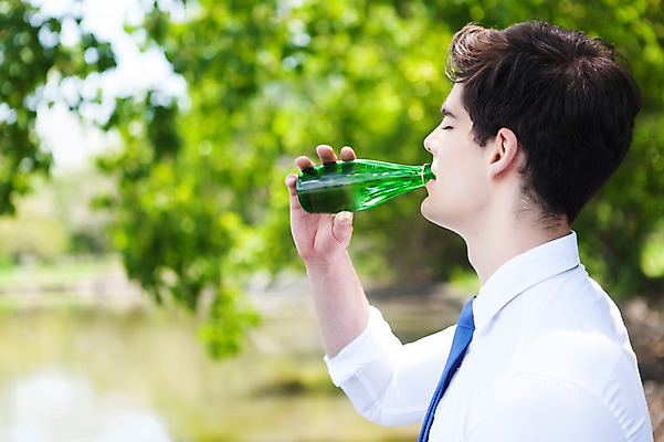 포토 JPG 주간 서양인 외국인 나무 식물 해외기획촬영 공원 남자 호수 여유 2013년태국 비즈니스 휴식 한명 들기 사람 정장 상반신 20대 성인 야외 옆모습 아웃포커스 물 비즈니스라이프 마시기 연못 비즈니스맨 병 먹기 물병 상쾌 청년만 청년남자만 청년남자한명만 성인남자한명만 국내포토 자연요소 1 라이프스타일 식기 옷 공공시설 감정 뷰포인트 컨셉 모션 촬영기법 인종 청년 직장인 물통 남자만 남자한명만 성인남자만 성인만 파일형식