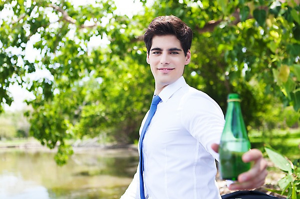 포토 JPG 주간 서양인 외국인 나무 식물 해외기획촬영 공원 남자 호수 여유 2013년태국 비즈니스 휴식 한명 웃음 들기 사람 정장 상반신 20대 성인 야외 옆모습 아웃포커스 물 비즈니스라이프 연못 비즈니스맨 병 물병 상쾌 청년만 청년남자만 청년남자한명만 성인남자한명만 국내포토 자연요소 1 라이프스타일 식기 옷 공공시설 감정 뷰포인트 컨셉 모션 촬영기법 표정 인종 청년 직장인 물통 남자만 남자한명만 성인남자만 성인만 파일형식