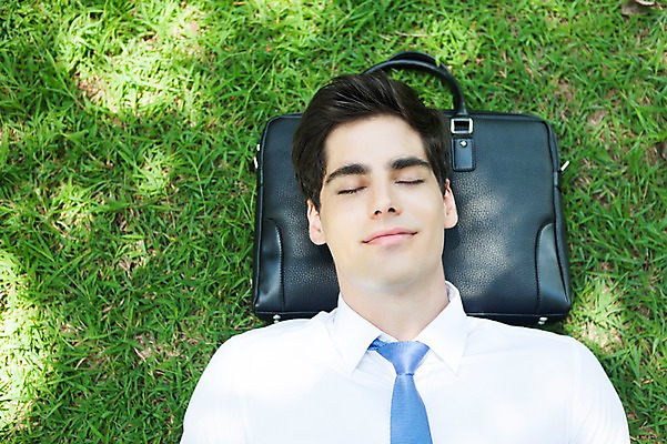 포토 JPG 주간 서양인 외국인 해외기획촬영 공원 남자 여유 2013년태국 서류가방 가방 비즈니스 휴식 한명 사람 정장 잔디 상반신 20대 성인 야외 앞모습 비즈니스라이프 하이앵글 눕기 눈감음 잠 비즈니스맨 그늘 상쾌 낮잠 청년만 청년남자만 청년남자한명만 성인남자한명만 국내포토 자연요소 식물 1 라이프스타일 잡화 옷 공공시설 감정 뷰포인트 컨셉 모션 인종 청년 직장인 남자만 남자한명만 성인남자만 성인만 파일형식