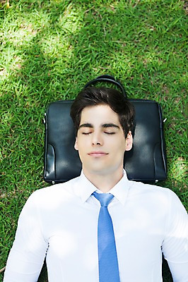 포토 JPG 주간 서양인 외국인 해외기획촬영 공원 남자 여유 2013년태국 서류가방 가방 비즈니스 휴식 한명 사람 정장 잔디 상반신 20대 성인 야외 앞모습 비즈니스라이프 하이앵글 눕기 눈감음 잠 비즈니스맨 그늘 상쾌 낮잠 청년만 청년남자만 청년남자한명만 성인남자한명만 국내포토 자연요소 식물 1 라이프스타일 잡화 옷 공공시설 감정 뷰포인트 컨셉 모션 인종 청년 직장인 남자만 남자한명만 성인남자만 성인만 파일형식
