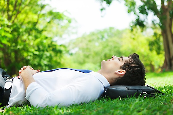 포토 JPG 주간 서양인 외국인 나무 식물 해외기획촬영 공원 남자 여유 2013년태국 서류가방 가방 비즈니스 휴식 한명 사람 정장 잔디 상반신 20대 성인 야외 옆모습 아웃포커스 비즈니스라이프 눕기 눈감음 잠 비즈니스맨 상쾌 낮잠 청년만 청년남자만 청년남자한명만 성인남자한명만 국내포토 자연요소 1 라이프스타일 잡화 옷 공공시설 감정 뷰포인트 컨셉 모션 촬영기법 인종 청년 직장인 남자만 남자한명만 성인남자만 성인만 파일형식