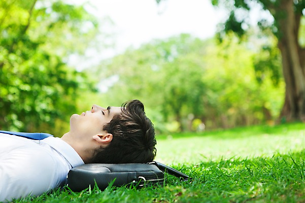 포토 JPG 주간 서양인 외국인 나무 식물 해외기획촬영 공원 남자 여유 2013년태국 서류가방 가방 비즈니스 휴식 한명 사람 정장 잔디 상반신 20대 성인 야외 옆모습 아웃포커스 비즈니스라이프 눕기 눈감음 잠 비즈니스맨 상쾌 낮잠 청년만 청년남자만 청년남자한명만 성인남자한명만 국내포토 자연요소 1 라이프스타일 잡화 옷 공공시설 감정 뷰포인트 컨셉 모션 촬영기법 인종 청년 직장인 남자만 남자한명만 성인남자만 성인만 파일형식