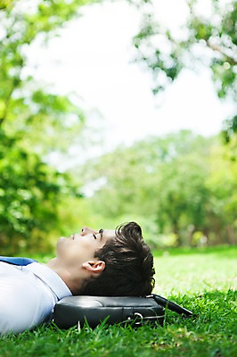 포토 JPG 주간 서양인 외국인 해외기획촬영 공원 남자 여유 2013년태국 서류가방 가방 비즈니스 휴식 한명 사람 정장 잔디 상반신 20대 성인 야외 옆모습 아웃포커스 비즈니스라이프 눕기 눈감음 잠 비즈니스맨 상쾌 낮잠 청년만 청년남자만 청년남자한명만 성인남자한명만 국내포토 자연요소 식물 1 라이프스타일 잡화 옷 공공시설 감정 뷰포인트 컨셉 모션 촬영기법 인종 청년 직장인 남자만 남자한명만 성인남자만 성인만 파일형식