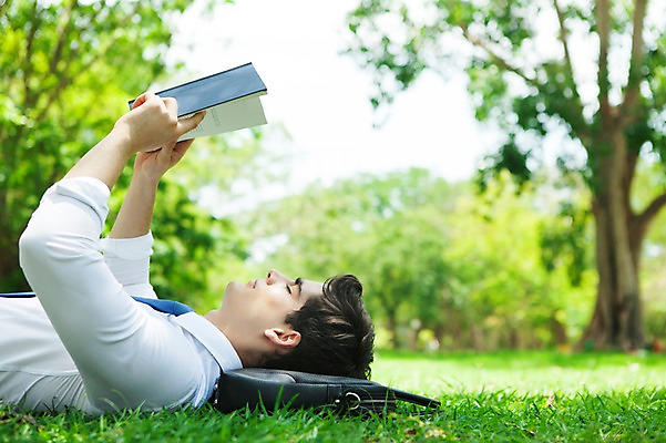 포토 JPG 주간 서양인 외국인 나무 식물 해외기획촬영 응시 공원 남자 여유 2013년태국 서류가방 가방 비즈니스 휴식 한명 들기 사람 정장 잔디 상반신 20대 성인 야외 옆모습 아웃포커스 책 비즈니스라이프 눕기 독서 비즈니스맨 상쾌 청년만 청년남자만 청년남자한명만 성인남자한명만 국내포토 자연요소 1 라이프스타일 시선 잡화 옷 공공시설 감정 뷰포인트 컨셉 모션 촬영기법 인종 청년 직장인 남자만 남자한명만 성인남자만 성인만 파일형식