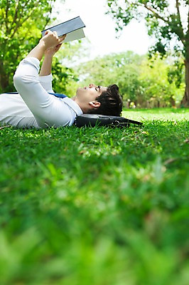 포토 JPG 주간 서양인 외국인 나무 식물 해외기획촬영 응시 공원 남자 여유 2013년태국 서류가방 가방 비즈니스 휴식 한명 들기 사람 정장 잔디 상반신 20대 성인 야외 옆모습 아웃포커스 책 비즈니스라이프 눕기 독서 비즈니스맨 상쾌 청년만 청년남자만 청년남자한명만 성인남자한명만 국내포토 자연요소 1 라이프스타일 시선 잡화 옷 공공시설 감정 뷰포인트 컨셉 모션 촬영기법 인종 청년 직장인 남자만 남자한명만 성인남자만 성인만 파일형식