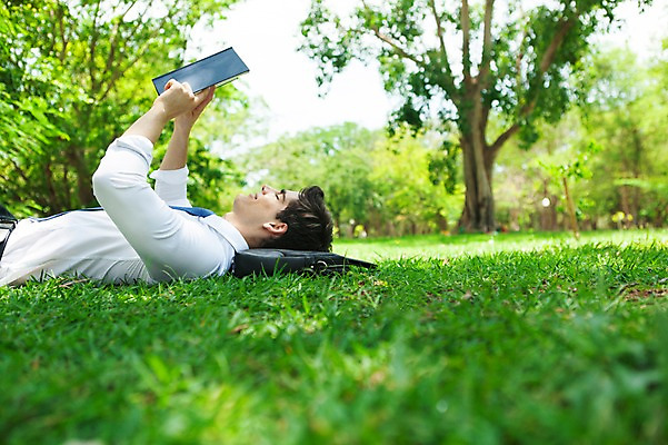 포토 JPG 주간 서양인 외국인 나무 식물 해외기획촬영 응시 공원 남자 여유 2013년태국 서류가방 가방 비즈니스 휴식 한명 들기 사람 정장 잔디 상반신 20대 성인 야외 옆모습 아웃포커스 책 비즈니스라이프 눕기 독서 비즈니스맨 상쾌 청년만 청년남자만 청년남자한명만 성인남자한명만 국내포토 자연요소 1 라이프스타일 시선 잡화 옷 공공시설 감정 뷰포인트 컨셉 모션 촬영기법 인종 청년 직장인 남자만 남자한명만 성인남자만 성인만 파일형식