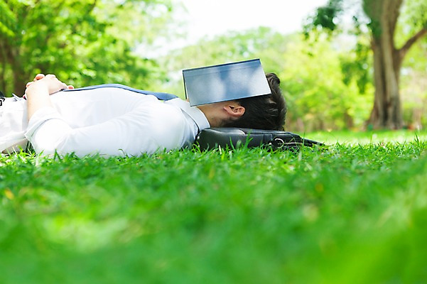 포토 JPG 주간 서양인 외국인 나무 식물 해외기획촬영 공원 남자 여유 2013년태국 서류가방 가방 비즈니스 휴식 한명 사람 정장 잔디 상반신 20대 성인 야외 옆모습 아웃포커스 책 비즈니스라이프 눕기 잠 비즈니스맨 상쾌 낮잠 청년만 청년남자만 청년남자한명만 성인남자한명만 국내포토 자연요소 1 라이프스타일 잡화 옷 공공시설 감정 뷰포인트 컨셉 모션 촬영기법 인종 청년 직장인 남자만 남자한명만 성인남자만 성인만 파일형식