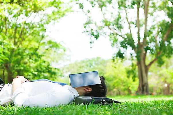 포토 JPG 주간 서양인 외국인 나무 식물 해외기획촬영 공원 남자 여유 2013년태국 서류가방 가방 비즈니스 휴식 한명 사람 정장 잔디 상반신 20대 성인 야외 옆모습 아웃포커스 책 비즈니스라이프 눕기 잠 비즈니스맨 상쾌 낮잠 청년만 청년남자만 청년남자한명만 성인남자한명만 국내포토 자연요소 1 라이프스타일 잡화 옷 공공시설 감정 뷰포인트 컨셉 모션 촬영기법 인종 청년 직장인 남자만 남자한명만 성인남자만 성인만 파일형식