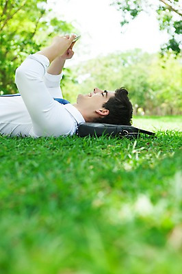 포토 JPG 주간 서양인 외국인 해외기획촬영 응시 공원 남자 여유 2013년태국 서류가방 가방 비즈니스 휴식 한명 웃음 들기 사람 정장 잔디 상반신 20대 성인 야외 옆모습 아웃포커스 비즈니스라이프 스마트폰 눕기 비즈니스맨 상쾌 청년만 청년남자만 청년남자한명만 성인남자한명만 국내포토 자연요소 식물 1 라이프스타일 시선 잡화 옷 공공시설 감정 뷰포인트 컨셉 모션 촬영기법 표정 인종 청년 핸드폰 스마트기기 직장인 남자만 남자한명만 성인남자만 성인만 파일형식