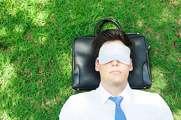 포토 JPG 주간 서양인 외국인 해외기획촬영 공원 남자 여유 2013년태국 서류가방 가방 비즈니스 휴식 한명 사람 정장 잔디 상반신 20대 성인 야외 앞모습 비즈니스라이프 하이앵글 눕기 잠 비즈니스맨 그늘 상쾌 낮잠 안대 청년만 청년남자만 청년남자한명만 성인남자한명만 국내포토 자연요소 식물 1 라이프스타일 잡화 옷 공공시설 감정 뷰포인트 컨셉 모션 인종 청년 직장인 남자만 남자한명만 성인남자만 성인만 파일형식