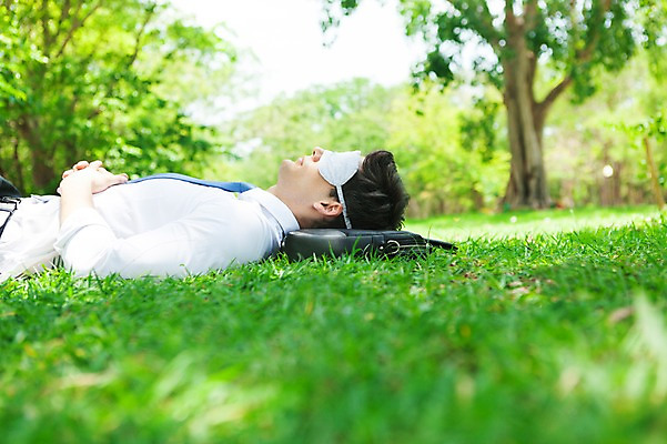 포토 JPG 주간 서양인 외국인 나무 식물 해외기획촬영 공원 남자 여유 2013년태국 서류가방 가방 비즈니스 휴식 한명 사람 정장 잔디 상반신 20대 성인 야외 옆모습 아웃포커스 비즈니스라이프 눕기 잠 비즈니스맨 상쾌 낮잠 안대 청년만 청년남자만 청년남자한명만 성인남자한명만 국내포토 자연요소 1 라이프스타일 잡화 옷 공공시설 감정 뷰포인트 컨셉 모션 촬영기법 인종 청년 직장인 남자만 남자한명만 성인남자만 성인만 파일형식