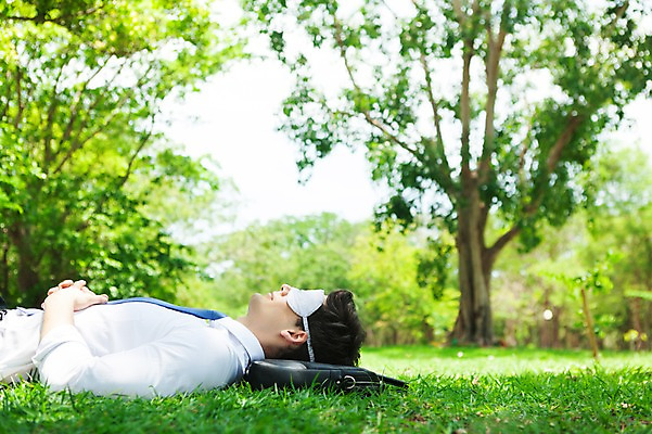 포토 JPG 주간 서양인 외국인 나무 식물 해외기획촬영 공원 남자 여유 2013년태국 서류가방 가방 비즈니스 휴식 한명 사람 정장 잔디 상반신 20대 성인 야외 옆모습 아웃포커스 비즈니스라이프 눕기 잠 비즈니스맨 상쾌 낮잠 안대 청년만 청년남자만 청년남자한명만 성인남자한명만 국내포토 자연요소 1 라이프스타일 잡화 옷 공공시설 감정 뷰포인트 컨셉 모션 촬영기법 인종 청년 직장인 남자만 남자한명만 성인남자만 성인만 파일형식