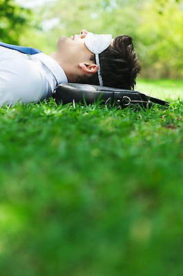 포토 JPG 주간 서양인 외국인 해외기획촬영 공원 남자 여유 2013년태국 서류가방 가방 비즈니스 휴식 한명 사람 정장 잔디 상반신 20대 성인 야외 옆모습 아웃포커스 비즈니스라이프 눕기 잠 비즈니스맨 상쾌 낮잠 안대 청년만 청년남자만 청년남자한명만 성인남자한명만 국내포토 자연요소 식물 1 라이프스타일 잡화 옷 공공시설 감정 뷰포인트 컨셉 모션 촬영기법 인종 청년 직장인 남자만 남자한명만 성인남자만 성인만 파일형식