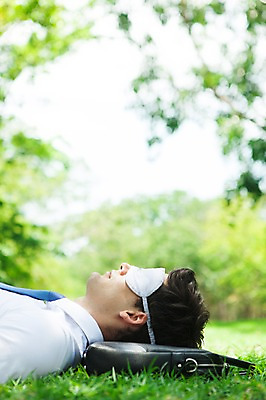 포토 JPG 주간 서양인 외국인 나무 식물 해외기획촬영 공원 남자 여유 2013년태국 서류가방 가방 비즈니스 휴식 한명 사람 정장 잔디 상반신 20대 성인 야외 옆모습 아웃포커스 비즈니스라이프 눕기 잠 비즈니스맨 상쾌 낮잠 안대 청년만 청년남자만 청년남자한명만 성인남자한명만 국내포토 자연요소 1 라이프스타일 잡화 옷 공공시설 감정 뷰포인트 컨셉 모션 촬영기법 인종 청년 직장인 남자만 남자한명만 성인남자만 성인만 파일형식