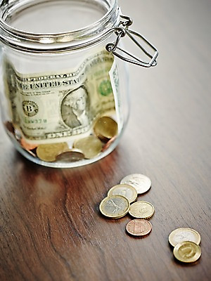 포토 JPG 스튜디오촬영 지폐 돈 비즈니스 유리병 실내 통 사람없음 아웃포커스 금융 경제 달러 사무용품 동전 저축 저금통 오브젝트 국내포토 병_용기 문구용품 촬영기법 내부 재산 파일형식