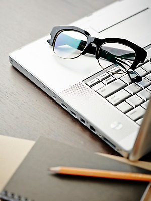 포토 JPG 스튜디오촬영 안경 비즈니스 실내 사람없음 아웃포커스 노트북 필기구 연필 다이어리 사무용품 오브젝트 뿔테안경 국내포토 잡화 문구용품 학용품 촬영기법 내부 전자제품 파일형식