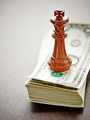 포토 JPG 스튜디오촬영 지폐 돈 비즈니스 실내 근접촬영 사람없음 아웃포커스 금융 경제 쌓기 달러 사무용품 체스말 체스 돈다발 오브젝트 국내포토 뷰포인트 모션 놀이 문구용품 촬영기법 내부 말_게임 재산 파일형식