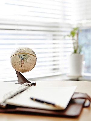 포토 JPG 주간 식물 화분 비즈니스 창문 탁자 실내 사람없음 아웃포커스 필기구 펜 지구본 다이어리 사무용품 블라인드 오브젝트 국내포토 자연요소 가구 문구용품 촬영기법 내부 커튼 파일형식