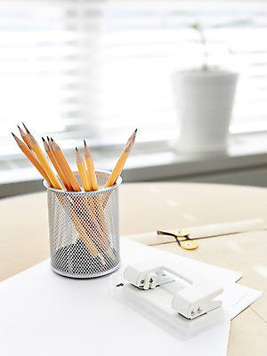 포토 JPG 주간 식물 화분 종이 비즈니스 탁자 봉투 서류봉투 실내 사람없음 아웃포커스 사무실 필기구 연필 사무용품 스테이플러 오브젝트 문서 연필꽂이 국내포토 자연요소 가구 문구용품 학용품 촬영기법 내부 파일형식