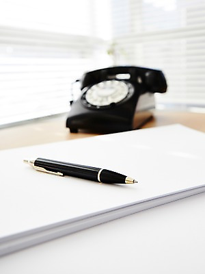 포토 JPG 스튜디오촬영 종이 비즈니스 창문 탁자 실내 근접촬영 사람없음 아웃포커스 사무실 필기구 펜 사무용품 블라인드 전화기 오브젝트 문서 통화 국내포토 뷰포인트 가구 모션 문구용품 촬영기법 내부 커튼 파일형식