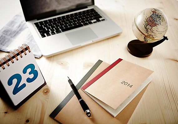 포토 JPG 주간 비즈니스 탁자 실내 사람없음 노트북 필기구 펜 지구본 다이어리 사무용품 공책 달력 신문 오브젝트 탁상달력 국내포토 자연요소 가구 문구용품 내부 간행물 전자제품 뉴스 파일형식