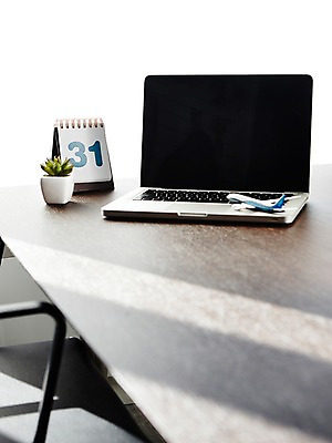 포토 JPG 주간 식물 화분 의자 비즈니스 탁자 비행기 실내 사람없음 노트북 사무용품 달력 책상 오브젝트 탁상달력 국내포토 자연요소 가구 항공교통 문구용품 대중교통 내부 전자제품 파일형식