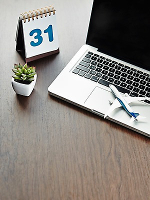 포토 JPG 주간 식물 화분 비즈니스 탁자 비행기 실내 사람없음 노트북 사무용품 달력 오브젝트 탁상달력 국내포토 자연요소 가구 항공교통 문구용품 대중교통 내부 전자제품 파일형식