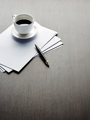 포토 JPG 스튜디오촬영 종이 커피 음료 비즈니스 탁자 실내 사람없음 필기구 펜 사무용품 커피잔 찻잔 컵받침 오브젝트 문서 국내포토 가구 문구용품 잔 내부 받침대 파일형식