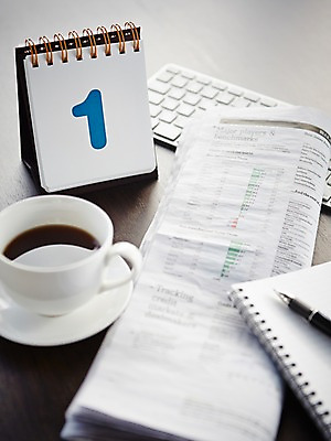 포토 JPG 스튜디오촬영 커피 음료 비즈니스 실내 사람없음 아웃포커스 필기구 펜 다이어리 사무용품 공책 달력 키보드 커피잔 찻잔 컵받침 오브젝트 문서 탁상달력 국내포토 문구용품 잔 촬영기법 내부 받침대 파일형식