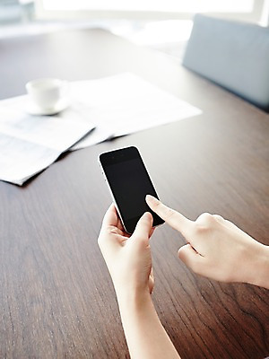 포토 JPG 주간 손 종이 커피 음료 의자 비즈니스 탁자 실내 한명 아웃포커스 신체부위 스마트폰 핸드폰 스마트기기 사무용품 양손 커피잔 찻잔 오브젝트 문서 국내포토 자연요소 1 가구 문구용품 잔 촬영기법 사람 내부 전자제품 파일형식