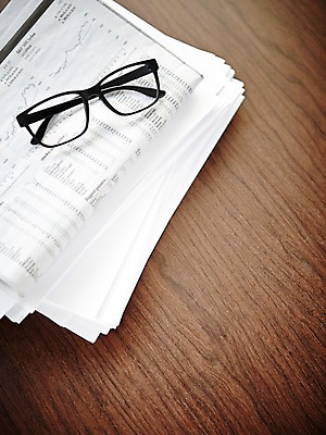 포토 JPG 스튜디오촬영 안경 비즈니스 탁자 실내 사람없음 사무용품 신문 오브젝트 뿔테안경 국내포토 잡화 가구 문구용품 내부 간행물 뉴스 파일형식