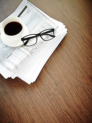 포토 JPG 스튜디오촬영 안경 커피 음료 비즈니스 탁자 실내 사람없음 사무용품 신문 커피잔 찻잔 컵받침 오브젝트 뿔테안경 국내포토 잡화 가구 문구용품 잔 내부 간행물 뉴스 받침대 파일형식