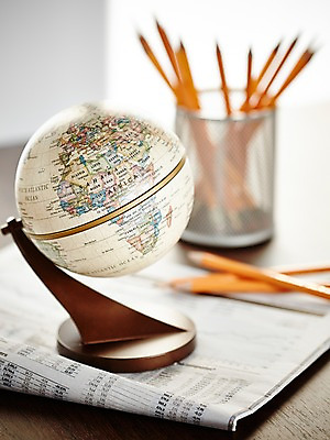 포토 JPG 스튜디오촬영 비즈니스 실내 근접촬영 사람없음 아웃포커스 사무실 필기구 연필 지구본 사무용품 신문 오브젝트 연필꽂이 국내포토 뷰포인트 문구용품 학용품 촬영기법 내부 간행물 뉴스 파일형식