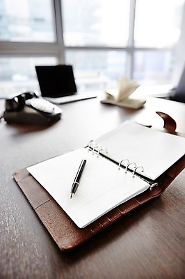 포토 JPG 주간 비즈니스 창문 탁자 실내 근접촬영 사람없음 아웃포커스 책 노트북 사무실 필기구 펜 다이어리 사무용품 펼침 전화기 오브젝트 국내포토 자연요소 뷰포인트 가구 모션 문구용품 촬영기법 내부 전자제품 파일형식