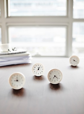 포토 JPG 주간 시계 비즈니스 창문 탁자 실내 사람없음 아웃포커스 사무실 사무용품 오브젝트 탁상시계 국내포토 자연요소 가구 문구용품 촬영기법 내부 파일형식