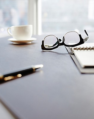 포토 JPG 주간 안경 커피 음료 비즈니스 창문 탁자 실내 사람없음 사무실 필기구 펜 다이어리 사무용품 커피잔 찻잔 오브젝트 뿔테안경 국내포토 자연요소 잡화 가구 문구용품 잔 내부 파일형식