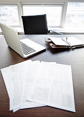 포토 JPG 주간 종이 의자 비즈니스 창문 탁자 실내 사람없음 아웃포커스 노트북 사무실 필기구 펜 다이어리 사무용품 오브젝트 문서 국내포토 자연요소 가구 문구용품 촬영기법 내부 전자제품 파일형식