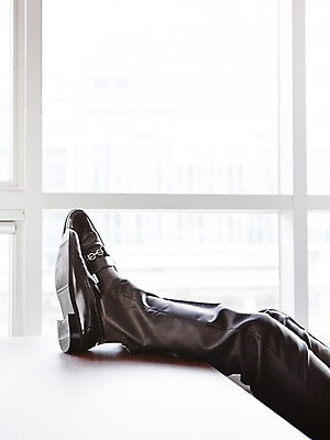 포토 JPG 주간 남자 구두 비즈니스 창문 탁자 휴식 실내 한명 정장 성인 신체부위 사무실 다리 직장인 비즈니스맨 다리들기 양발 국내포토 자연요소 직업 1 옷 가구 신발 컨셉 모션 사람 내부 파일형식